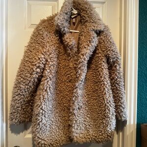 Cozy Tan Faux Fur Jacket med sheep looking